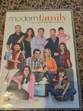 Modern Family: The Complete Fourth Season – White and Orange DVD Case